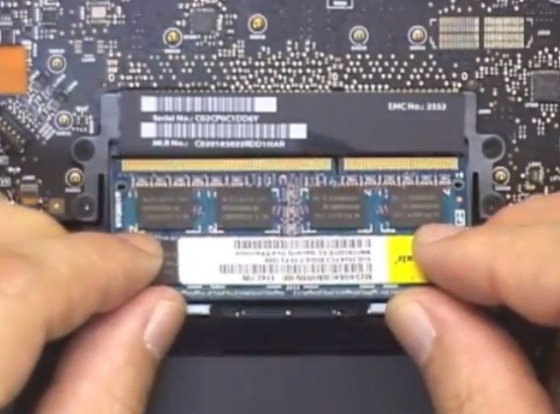 高橋典幸 メモリ増設作業をする MacBook Pro 17inch mid 2010 2011/11/3 高橋典幸 メモリ増設作業をする MacBook Pro 17inch mid 2010 2011/11/3