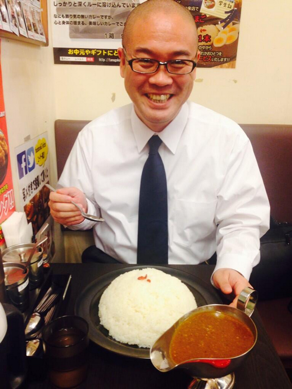 食前の「いただきます」を店長さんに撮影していただきました| 爆盛り2kg Wコラーゲンカレー|飾りじゃないのよカレーは 三田本店